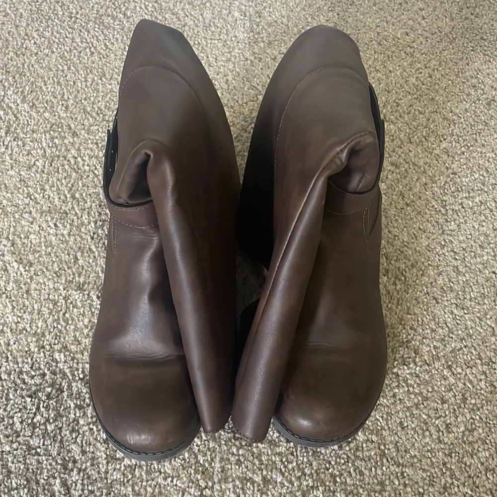 Women’s Size 8, Dark brown boot, Gold Accents